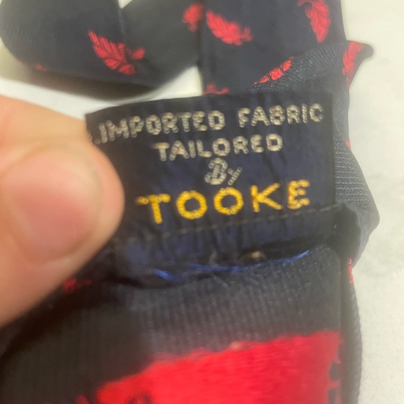 Quality Neckwear by Disney, Pinocchio’s Feather Silk tie Constructed By Tooke - Picture 3 of 5